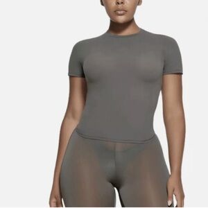 SKIMS Fits Everybody Short Sleeve T-Shirt in Gunmetal